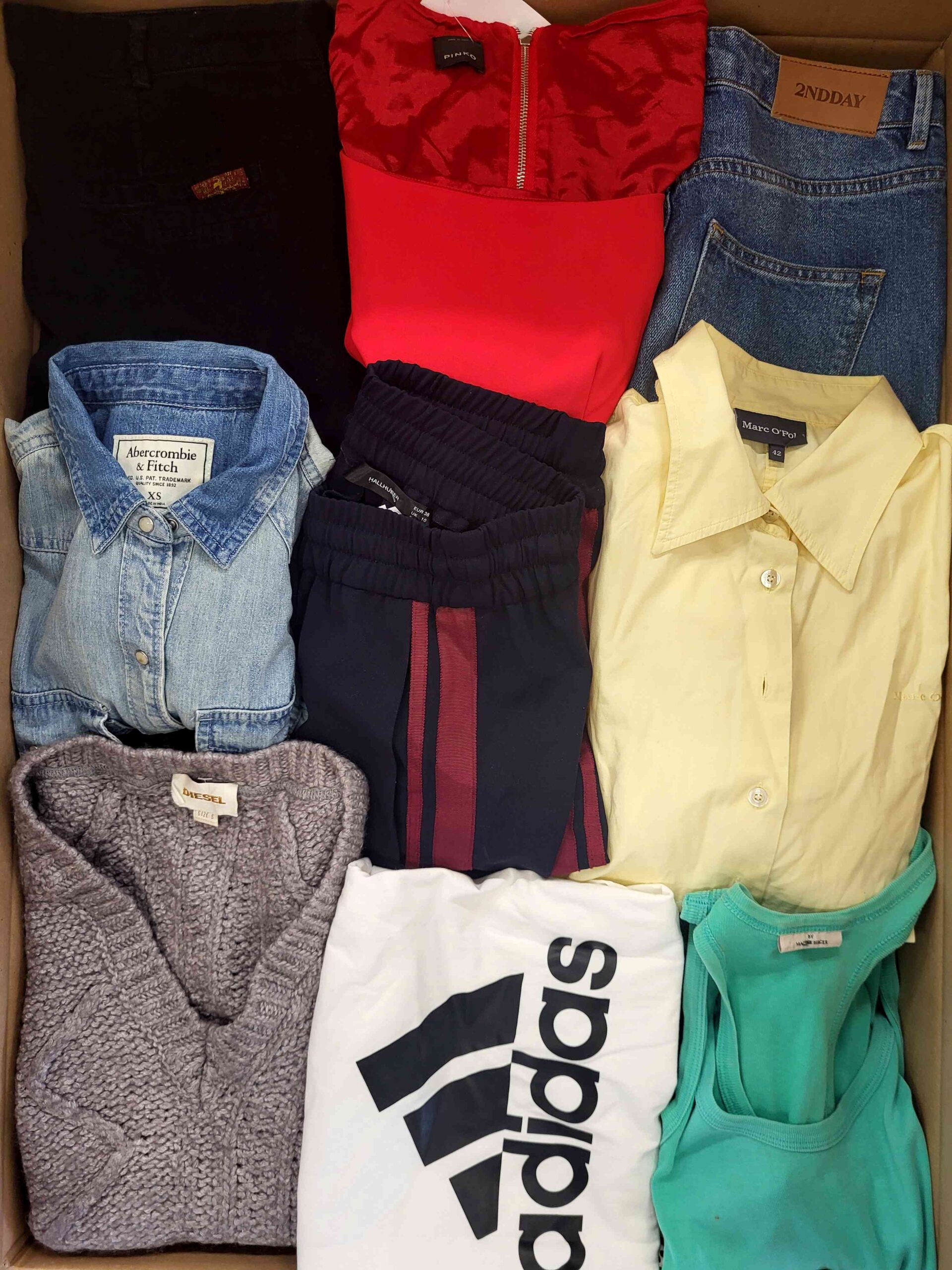 The photo shows a package with clothing in the category U.