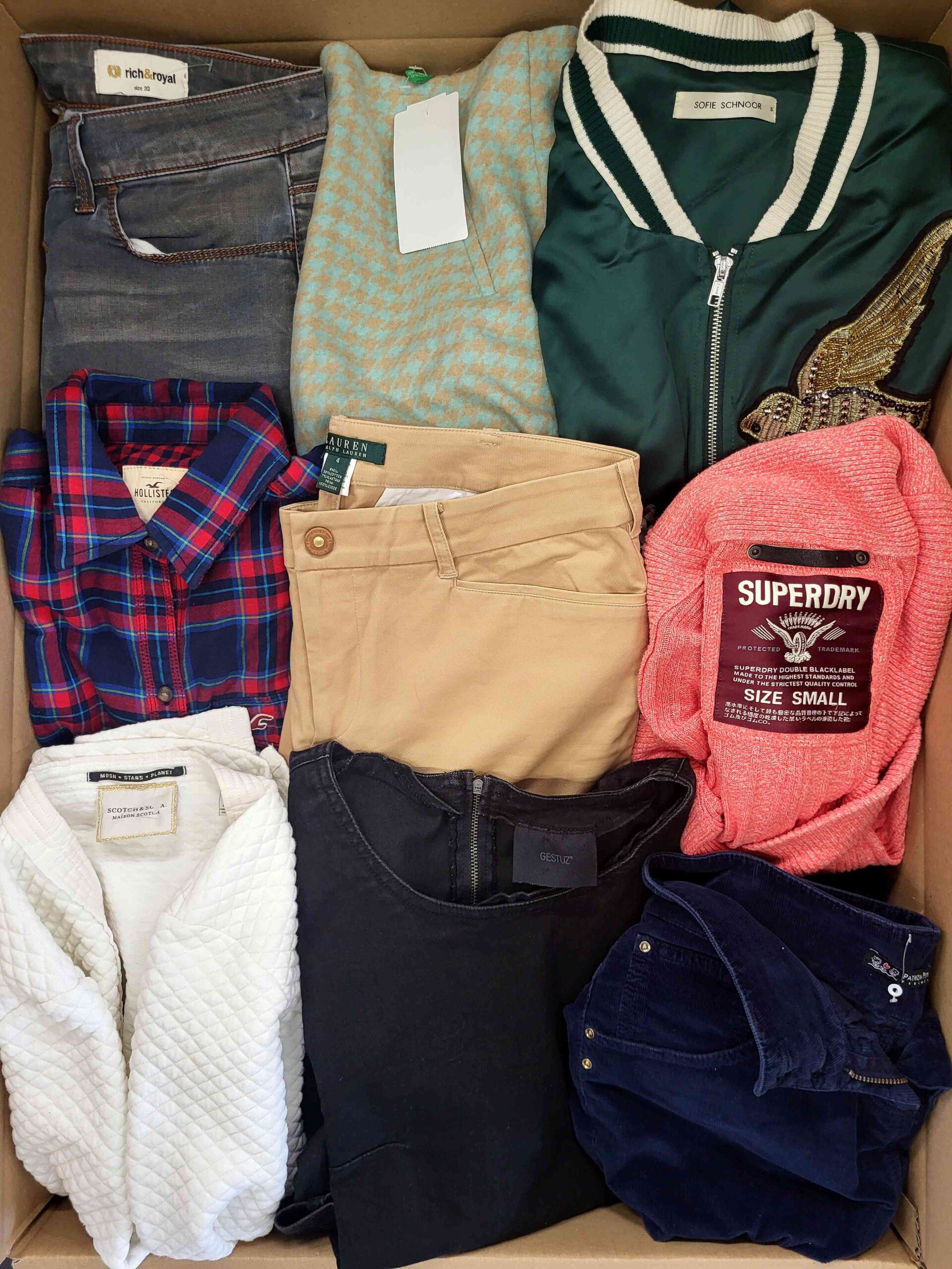 The photo shows a package with clothing in the category U.