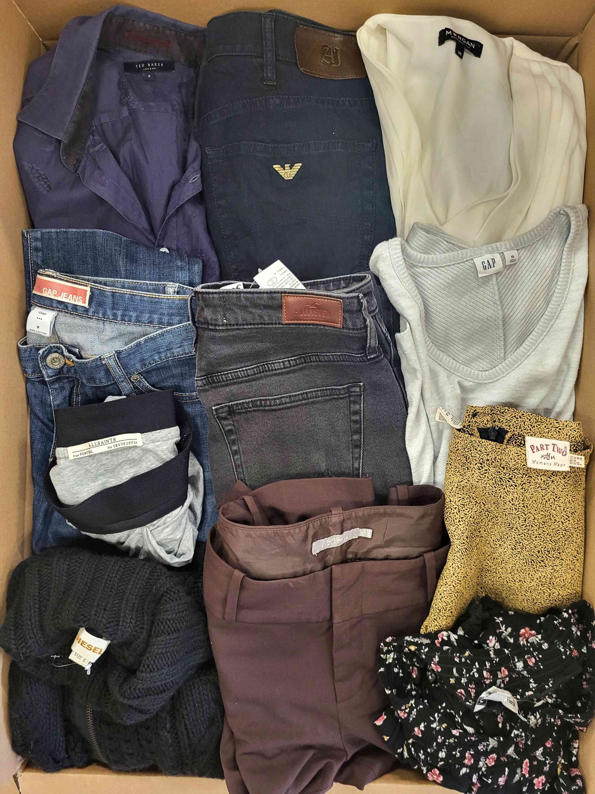 The photo shows a package with clothing in the category U.