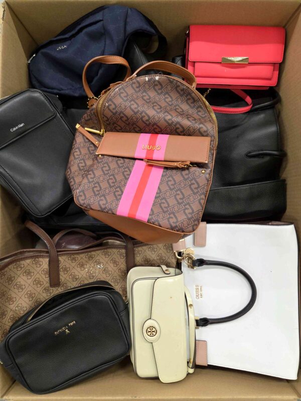 The picture shows a package with accessories in the category HC.