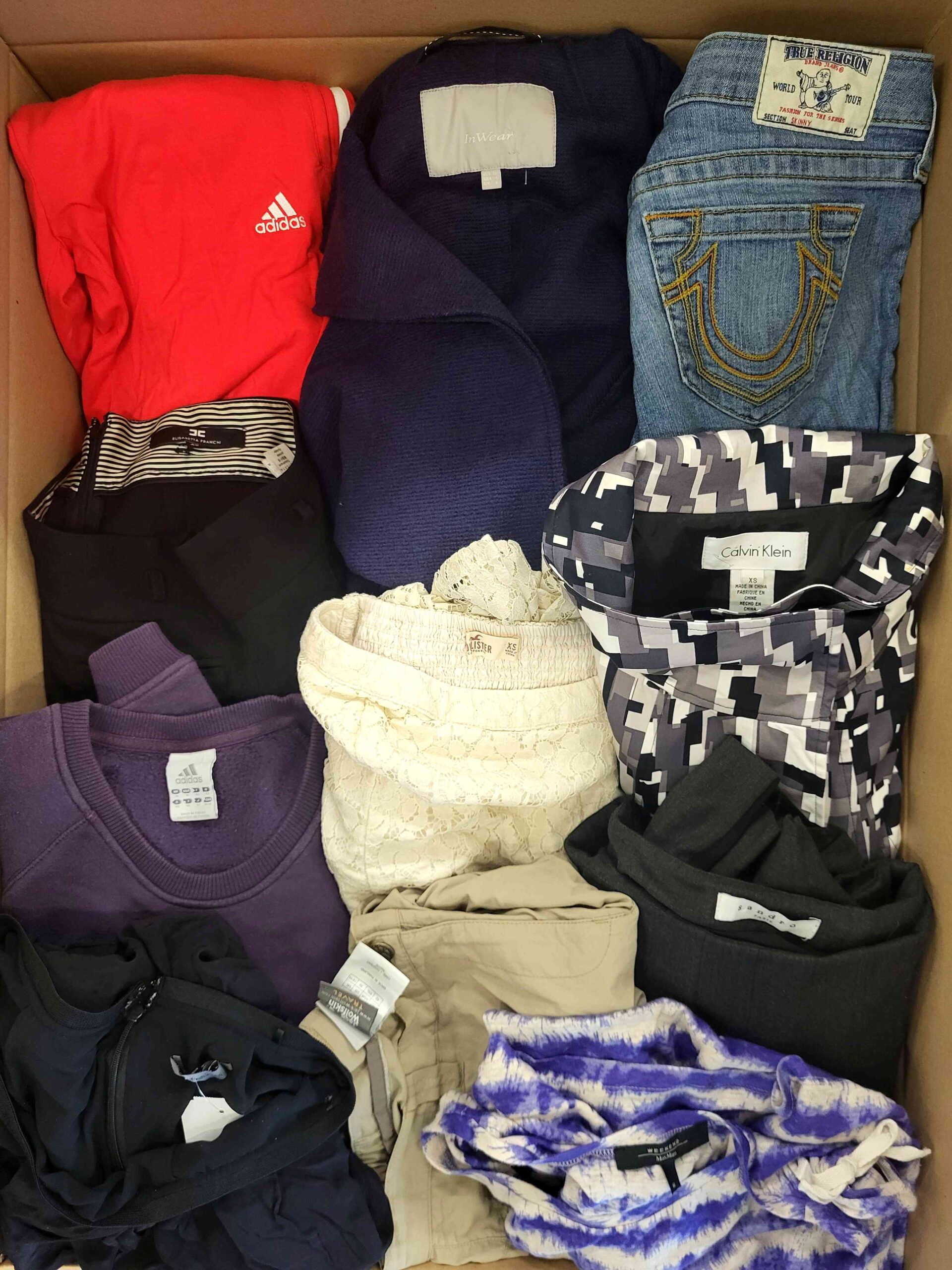 The photo shows a package with clothing in the category U.