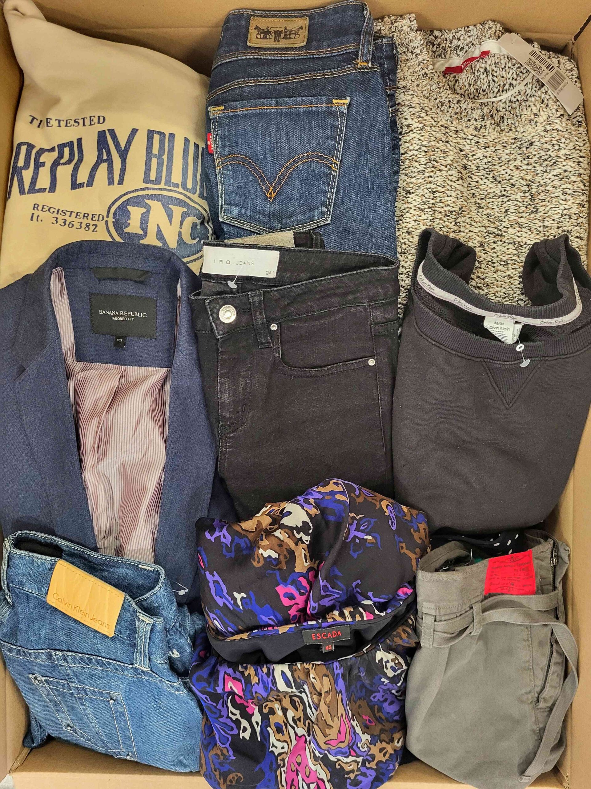 The photo shows a package with clothing in the category U.