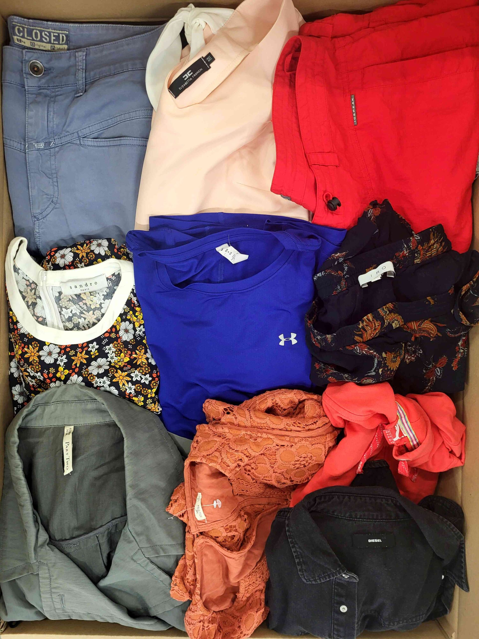 The photo shows a package with clothing in the category U.
