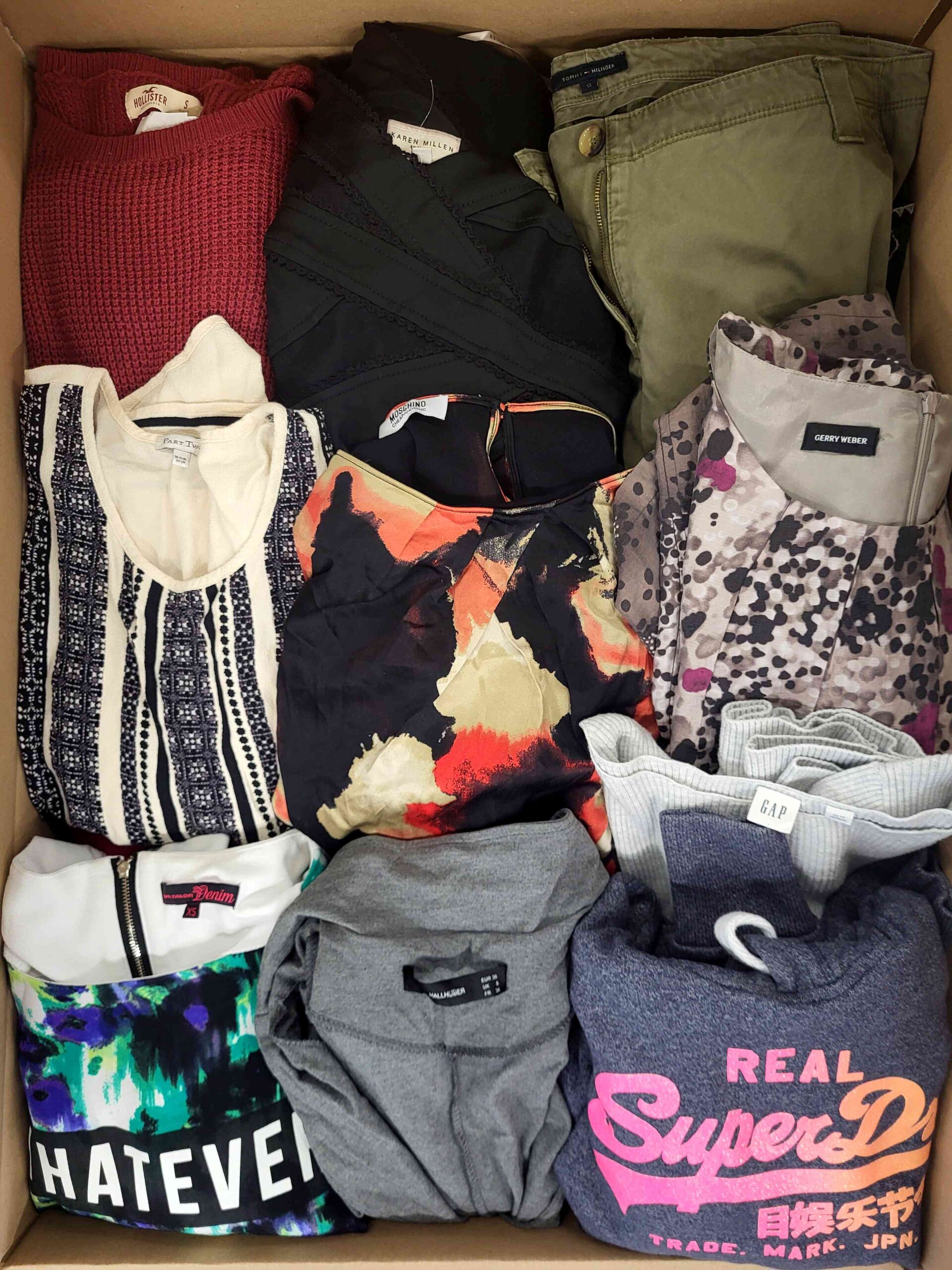 The photo shows a package with clothing in the category U.