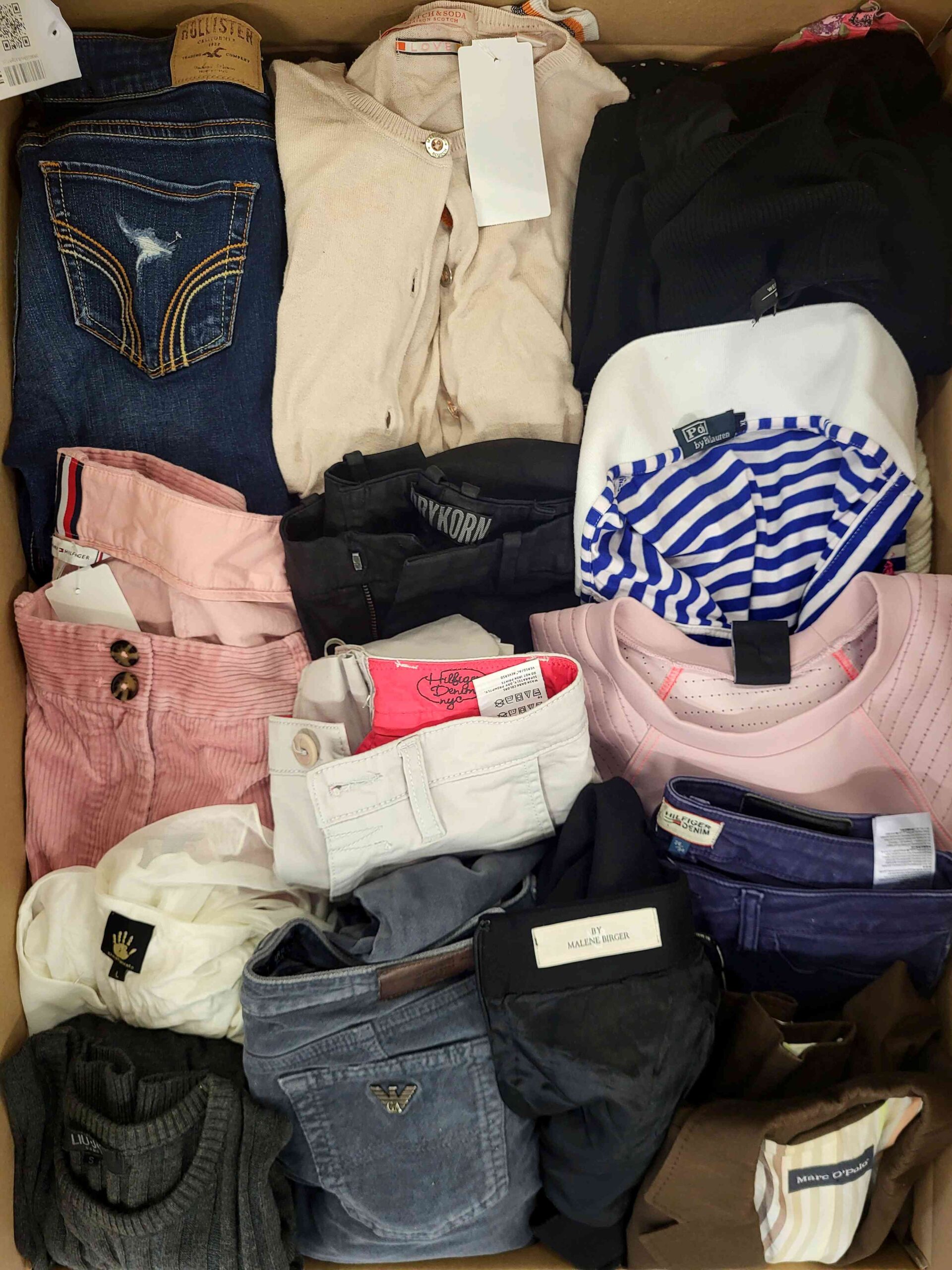 The photo shows a package with clothing in the category U.