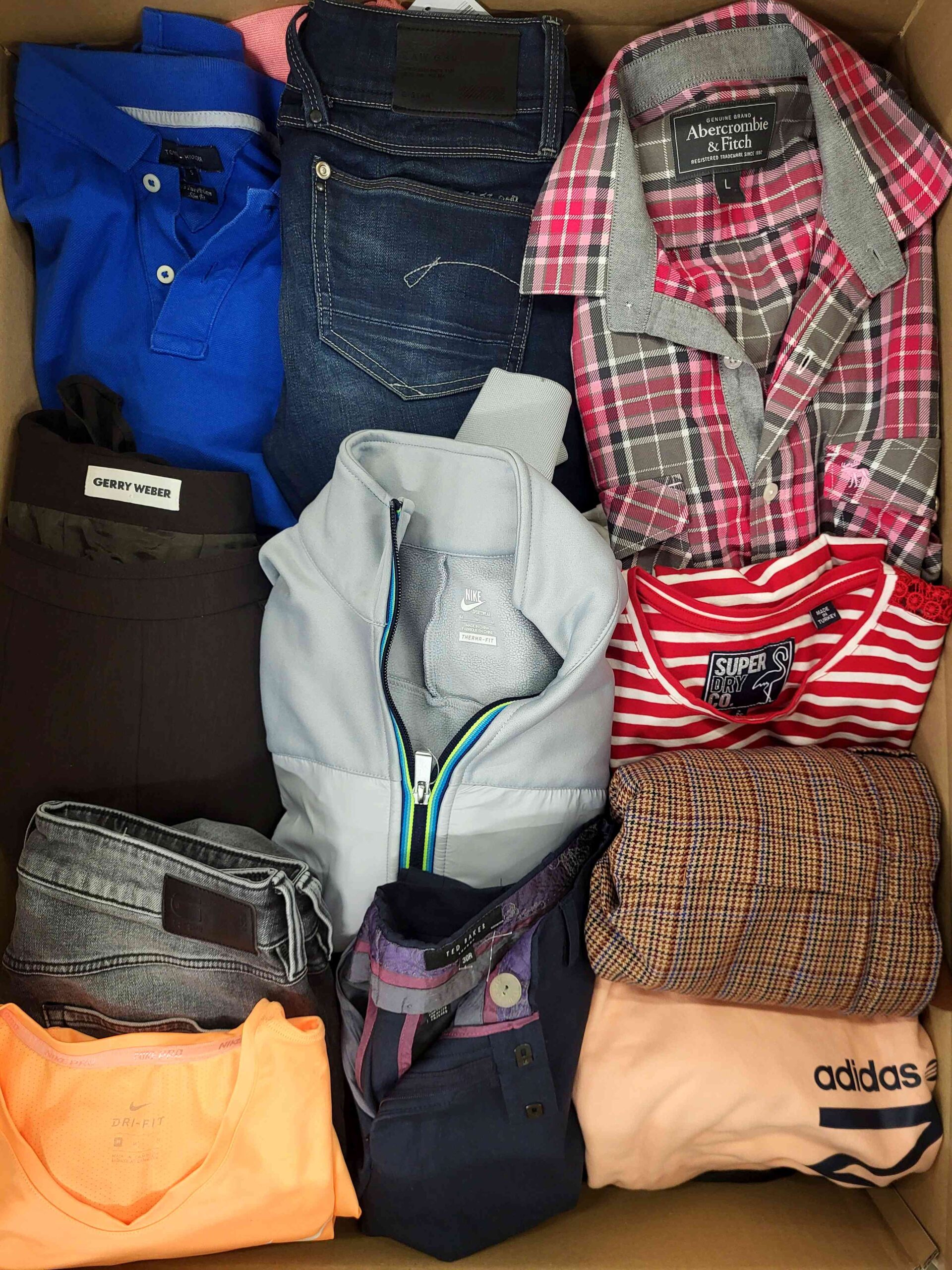 The photo shows a package with clothing in the category U.