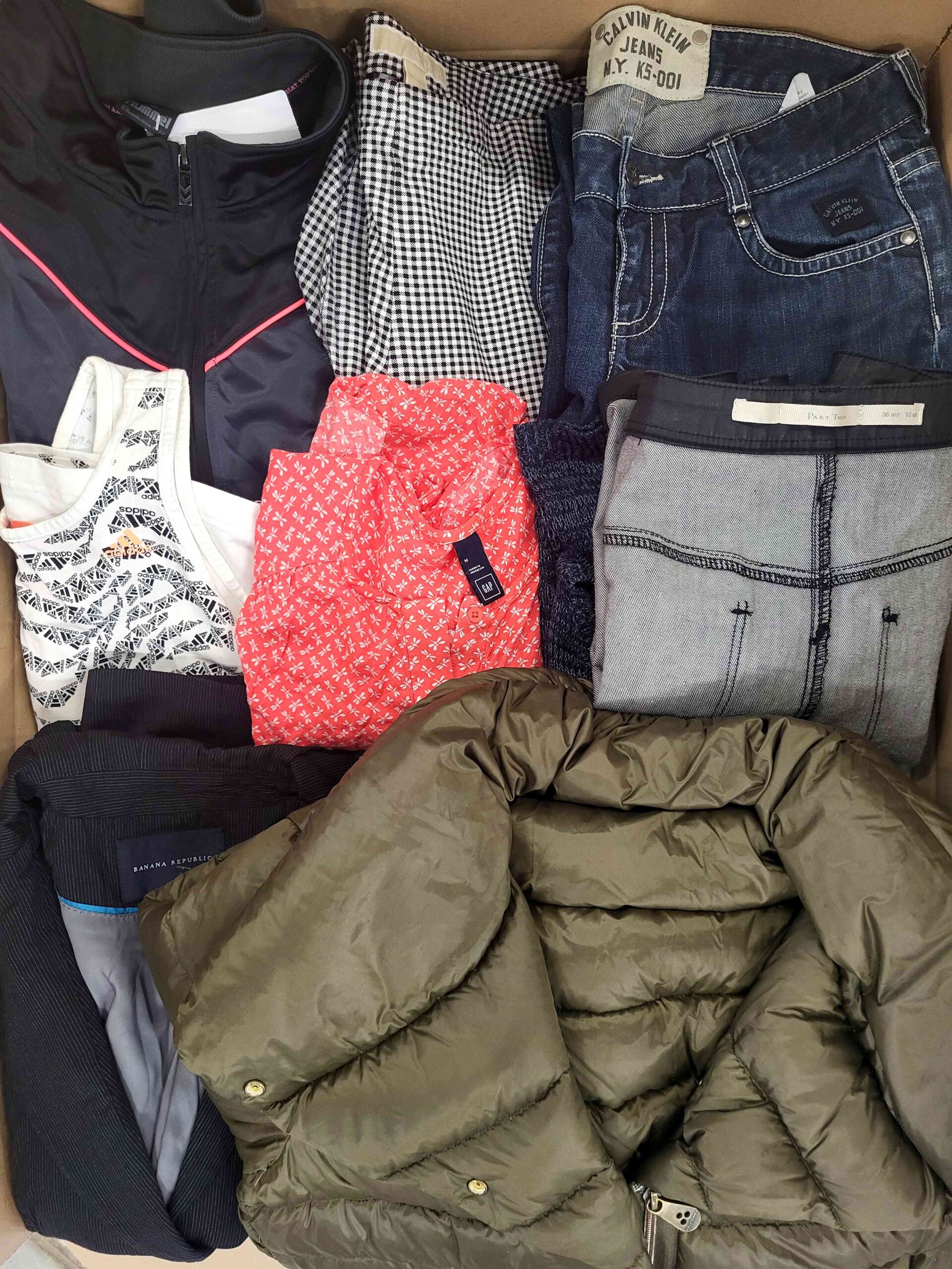 The photo shows a package with clothing in the category U.