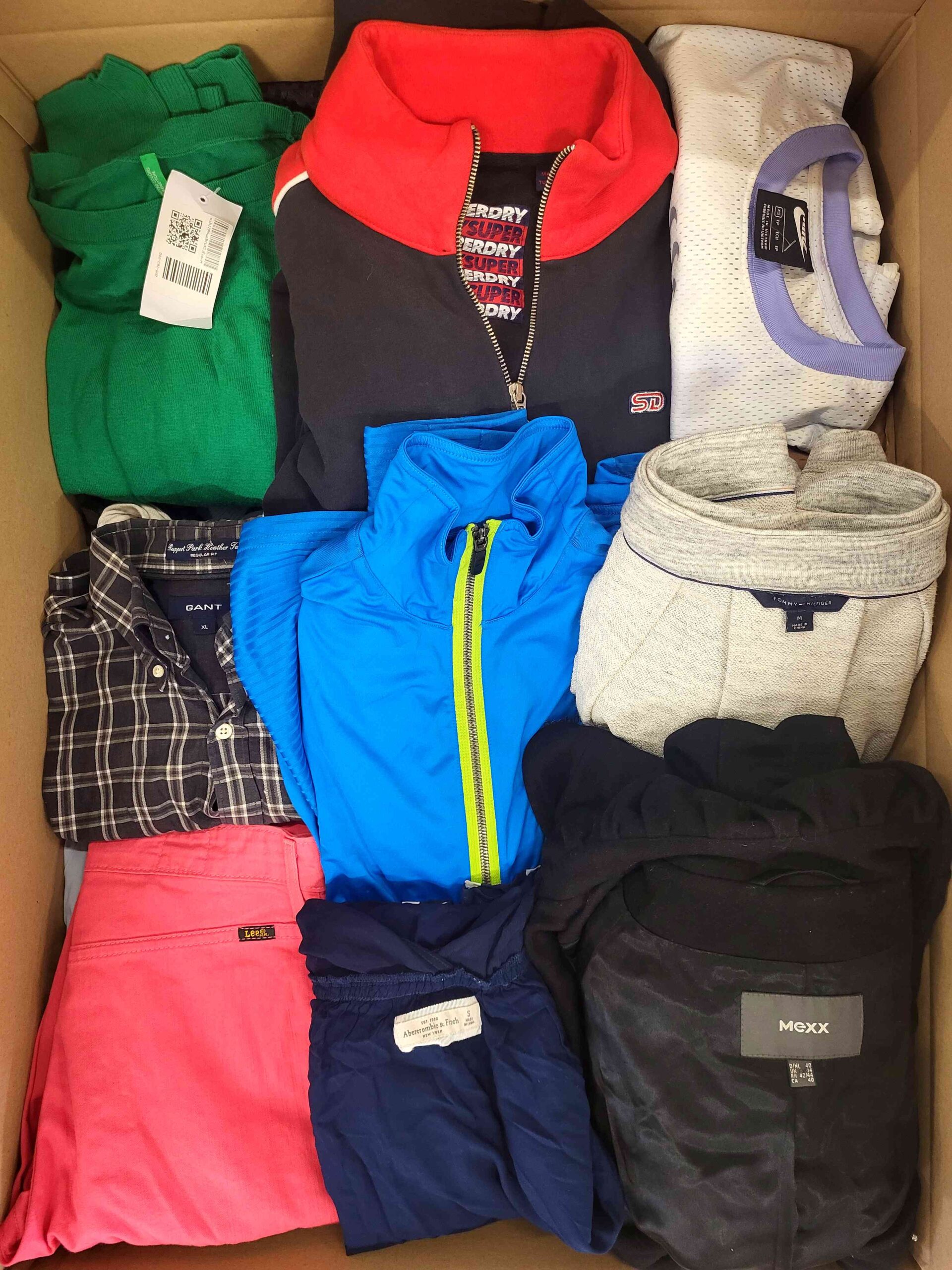 The photo shows a package with clothing in the category U.