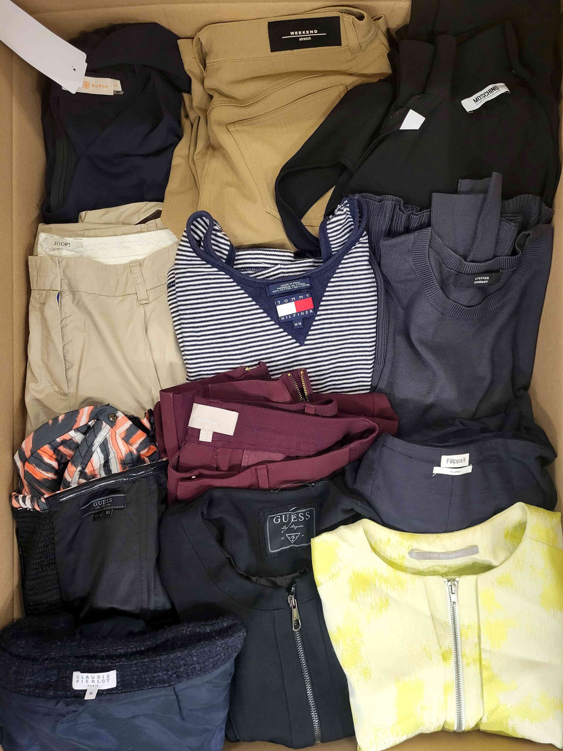 The photo shows a package with clothing in the category U.