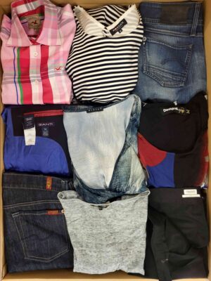 The photo shows a package with clothing in the category U.