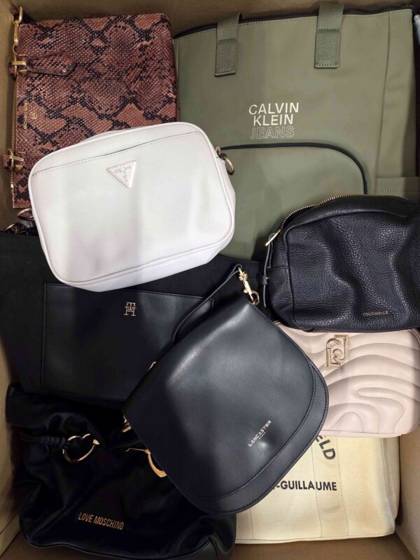 The picture shows a package with accessories in the category HC.