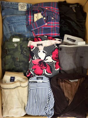 The photo shows a package with clothing in the category U.