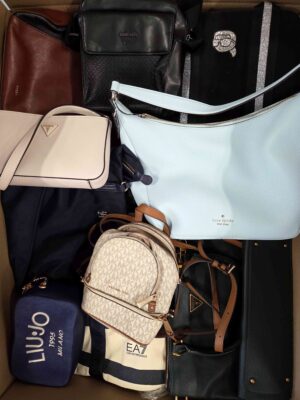 The picture shows a package with accessories in the category HC.