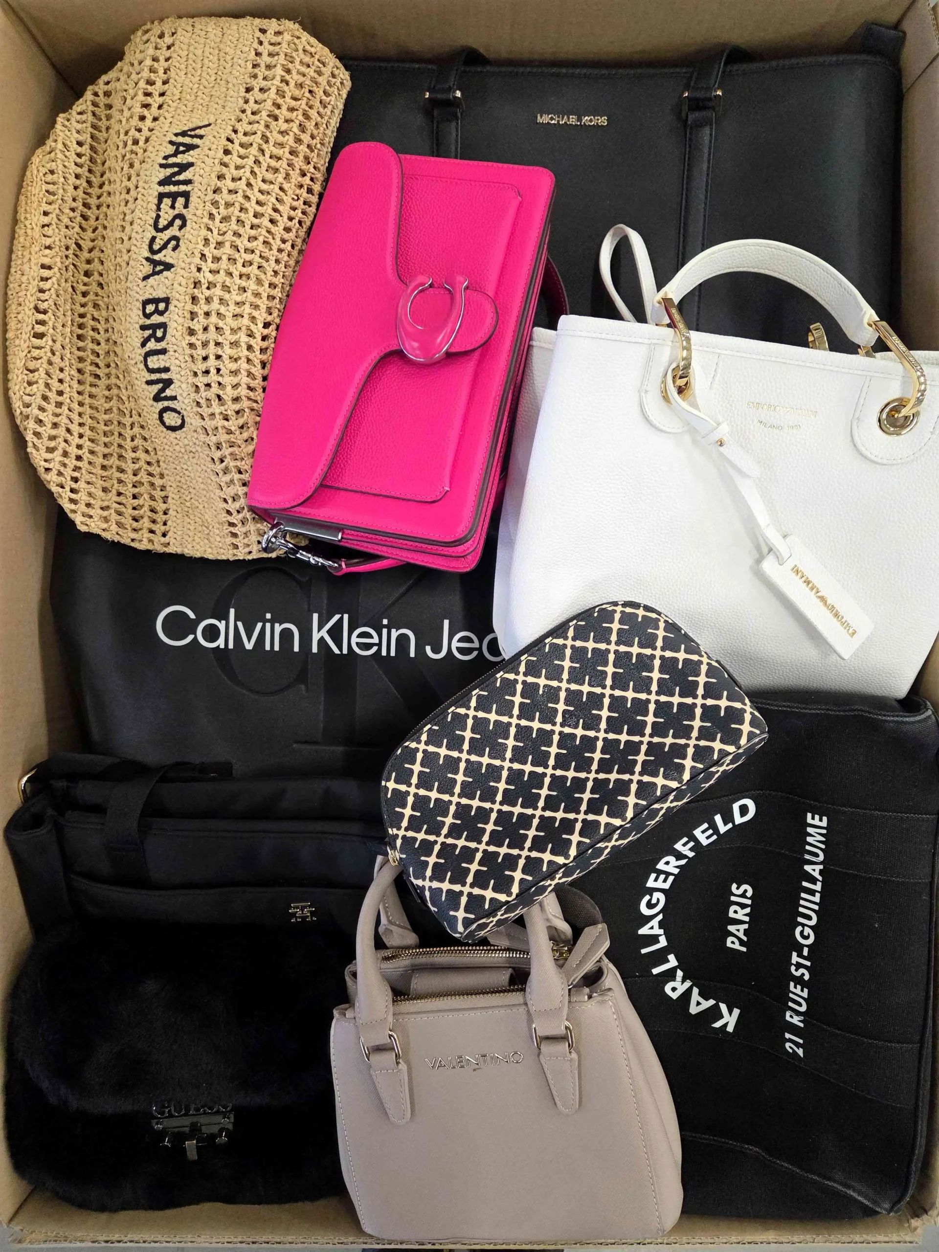 The picture shows a package with accessories in the category HC.