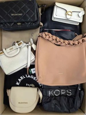 The picture shows a package with accessories in the category HC.