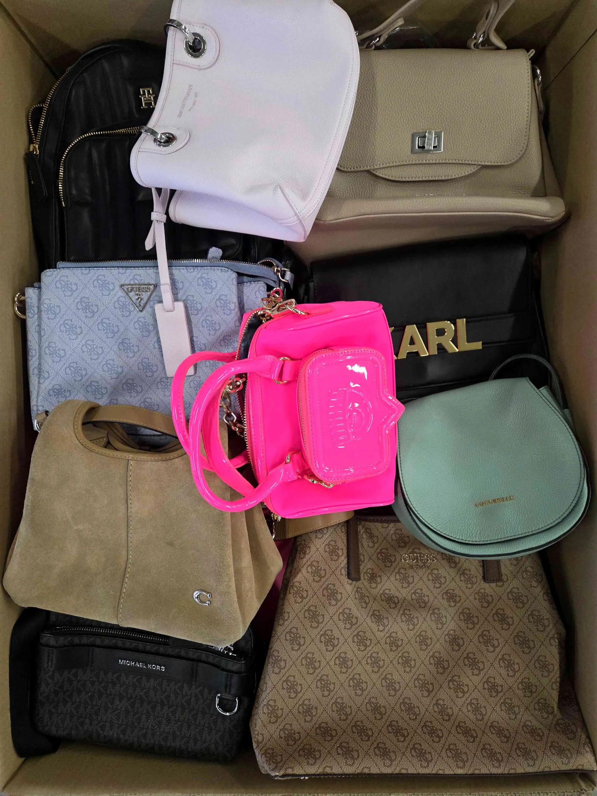 The picture shows a package with accessories in the category HC.