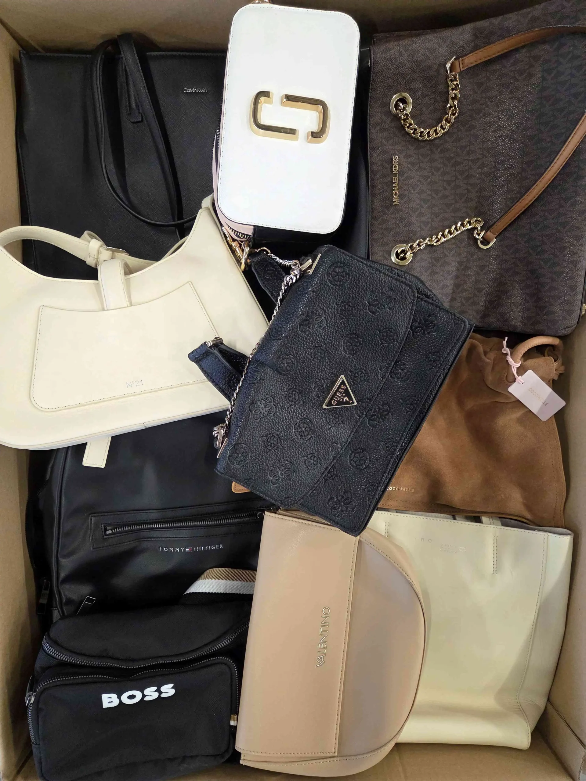 The picture shows a package with accessories in the category HC.