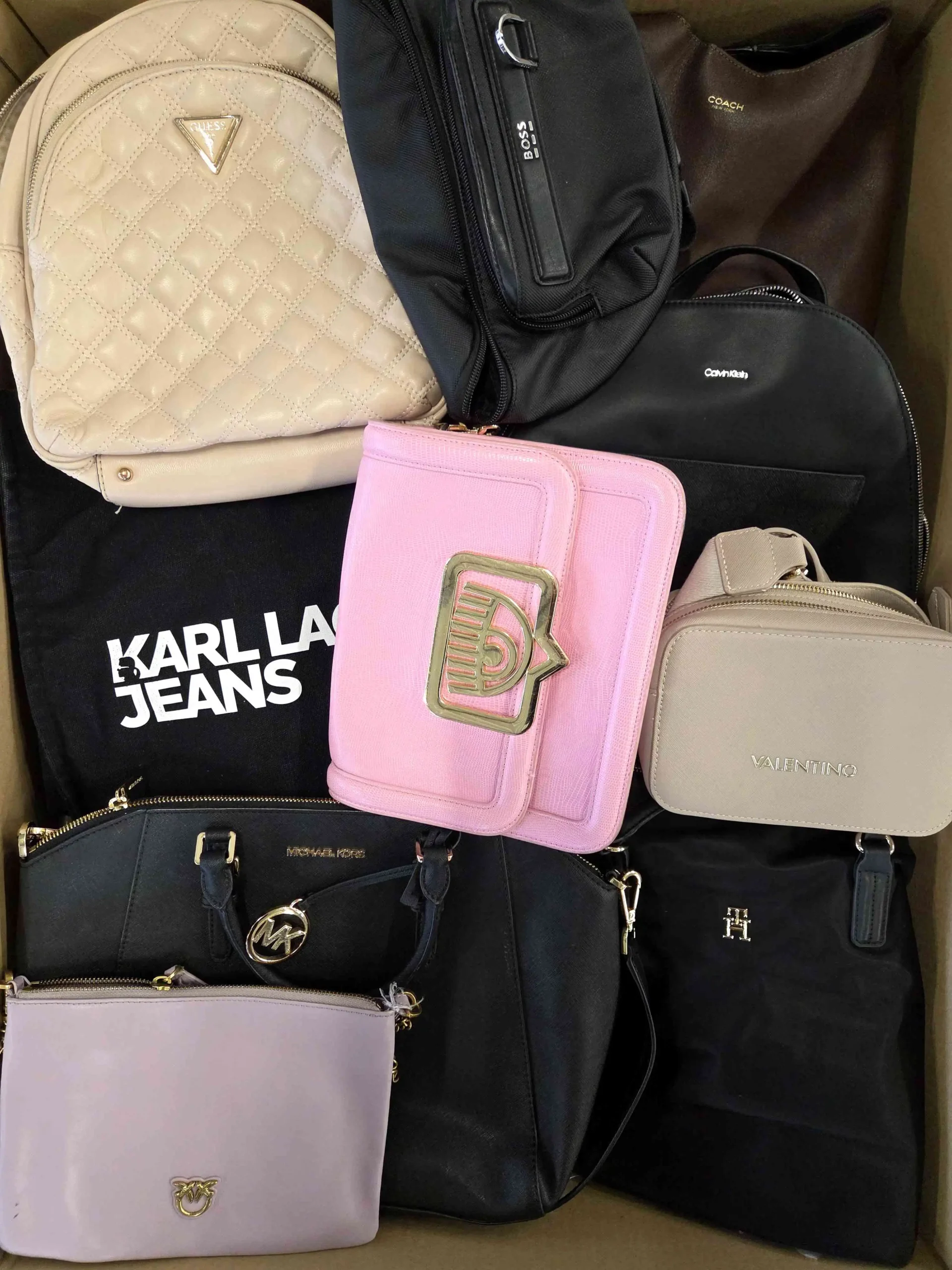 The picture shows a package with accessories in the category HC.