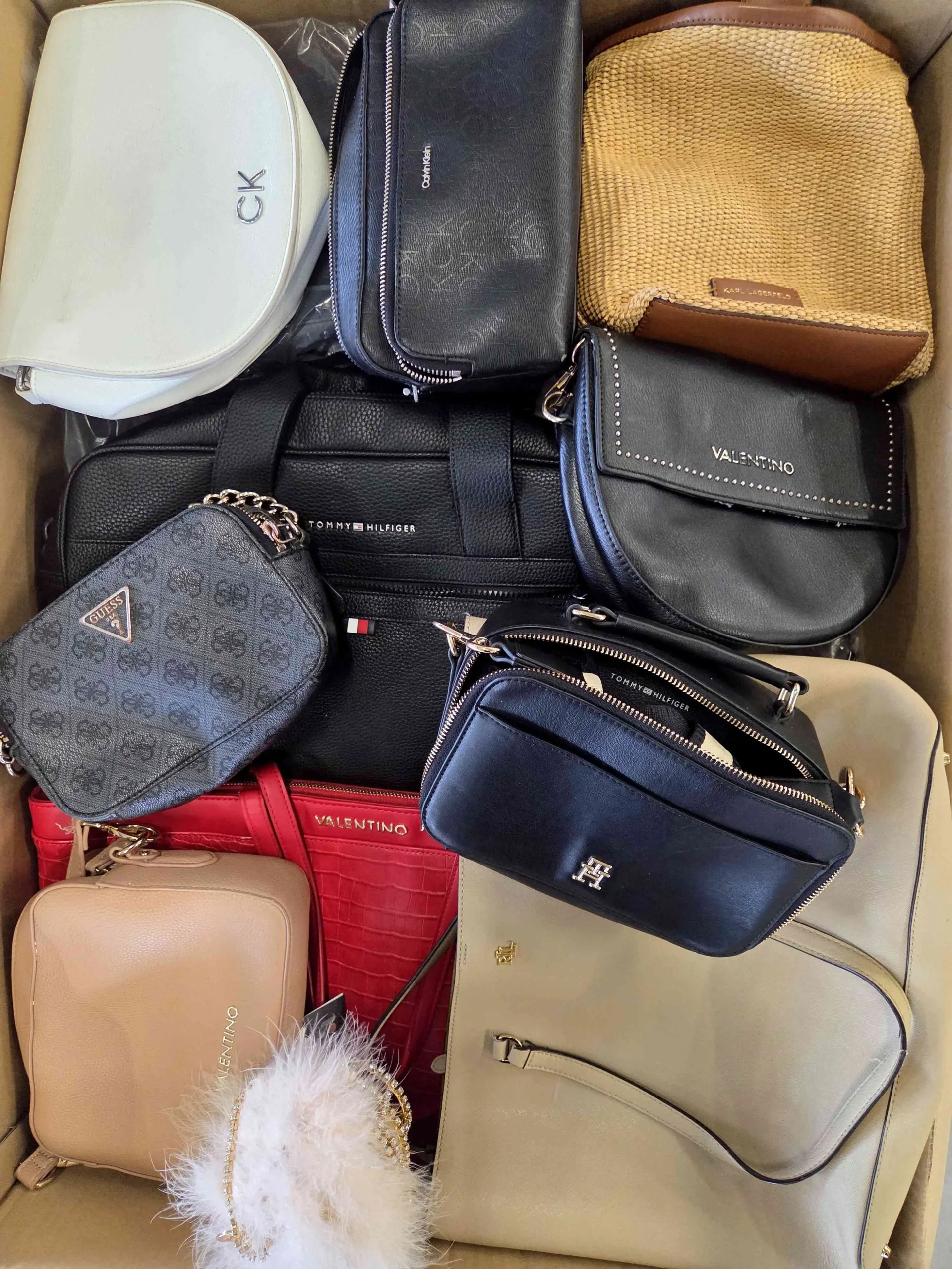 The picture shows a package with accessories in the category HD.