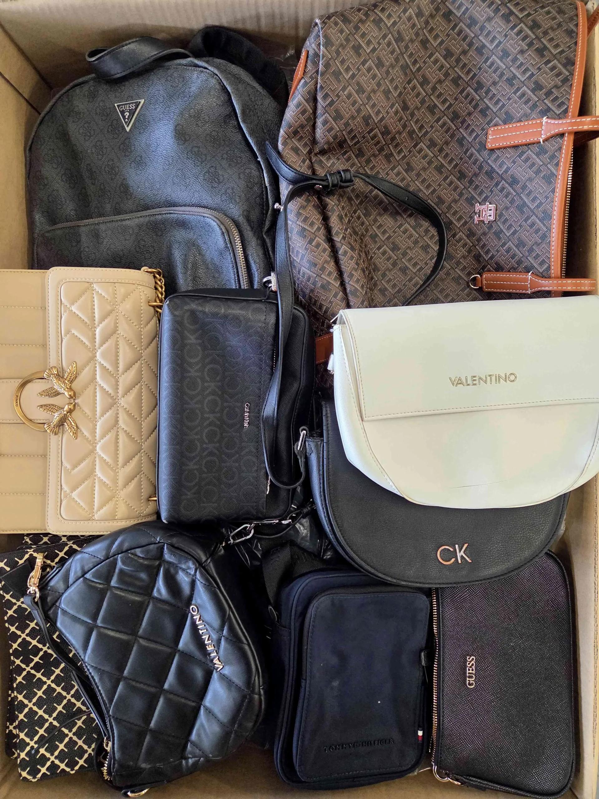 The picture shows a package with accessories in the category HD.