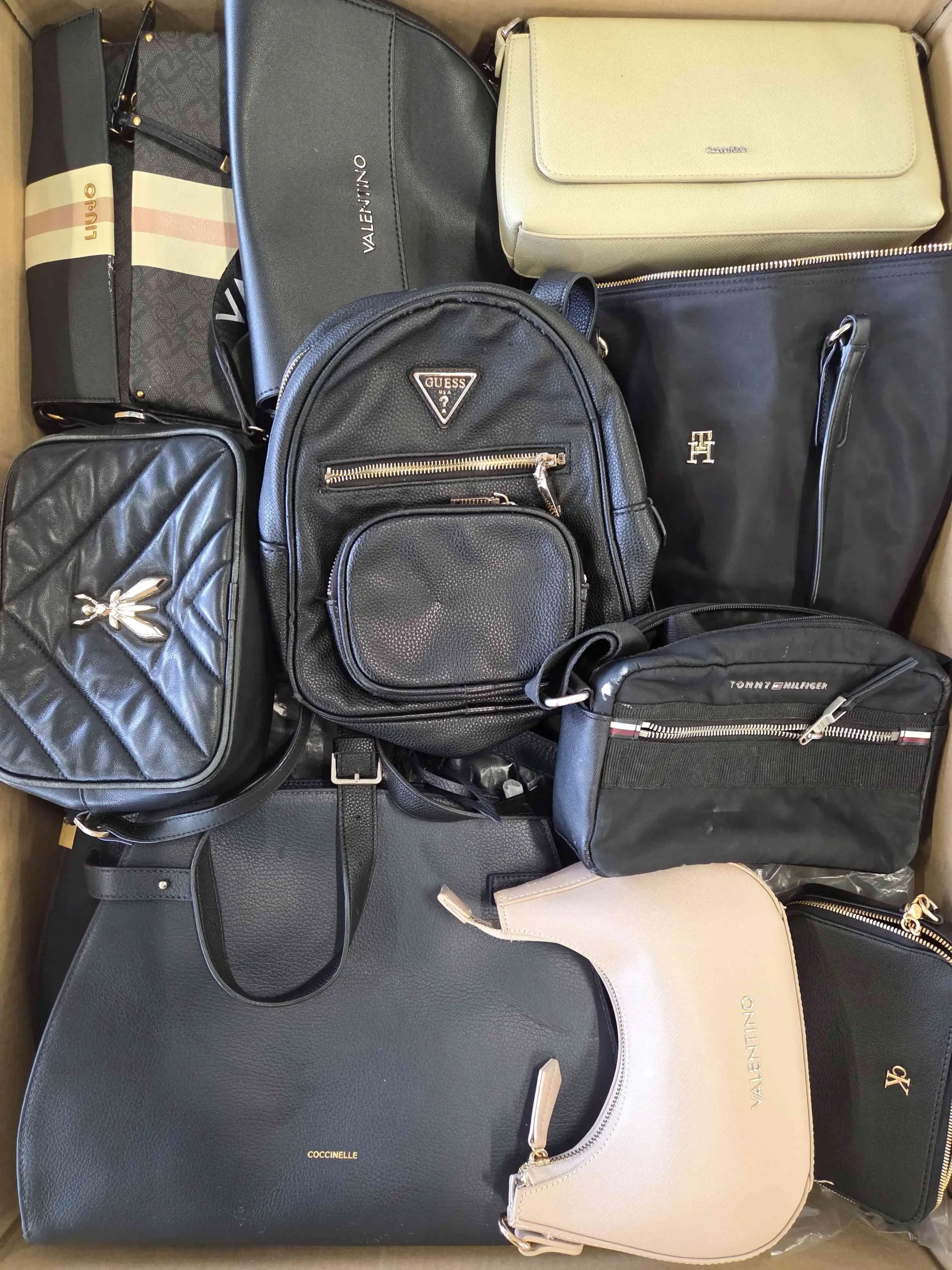 The picture shows a package with accessories in the category HD.