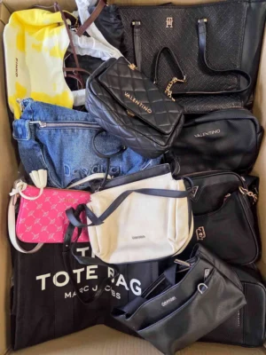 Home 10 The picture shows a package with accessories in the category HD.