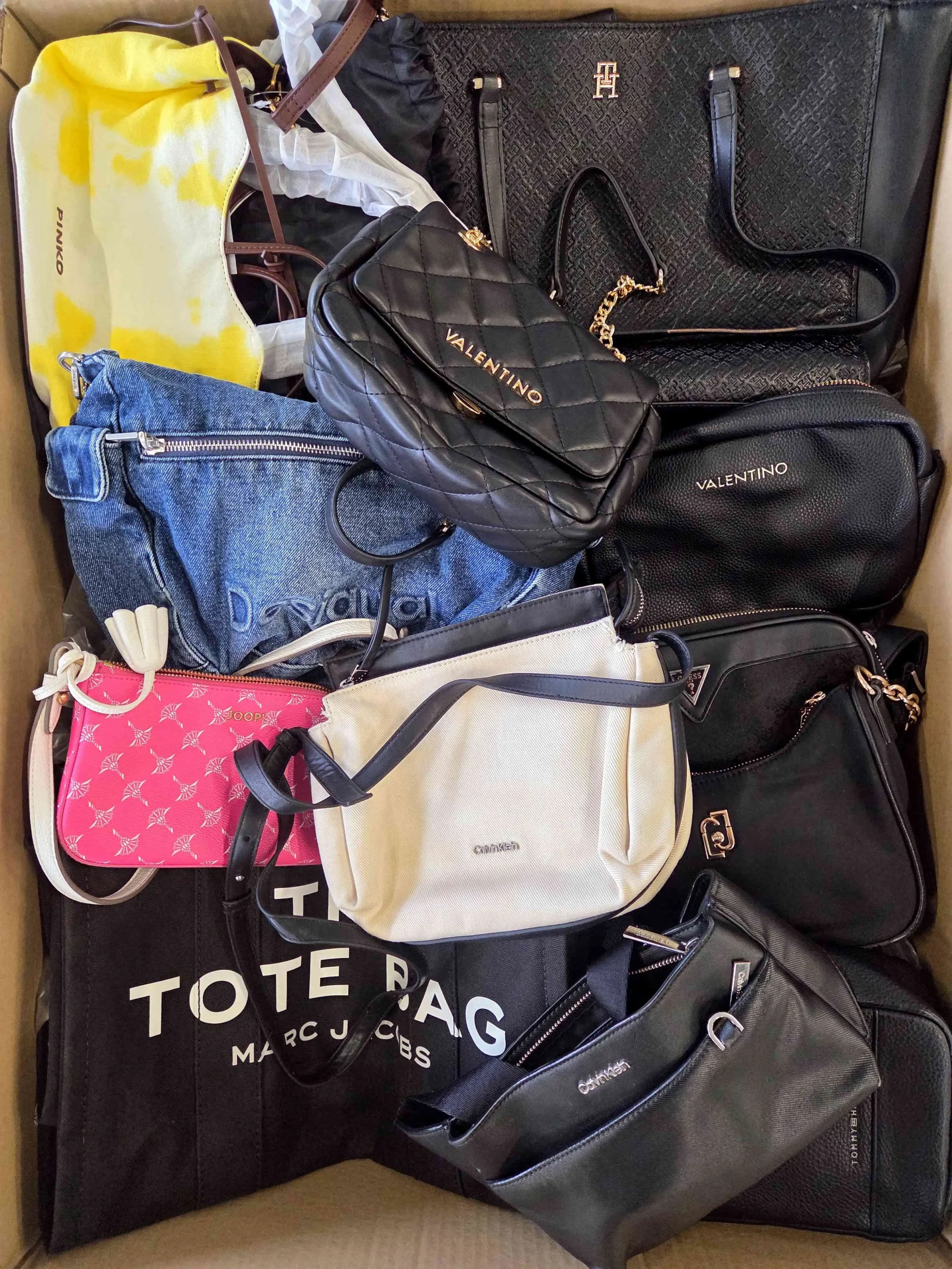 The picture shows a package with accessories in the category HD.