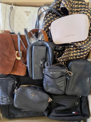 Home 9 The picture shows a package with accessories in the category HD.