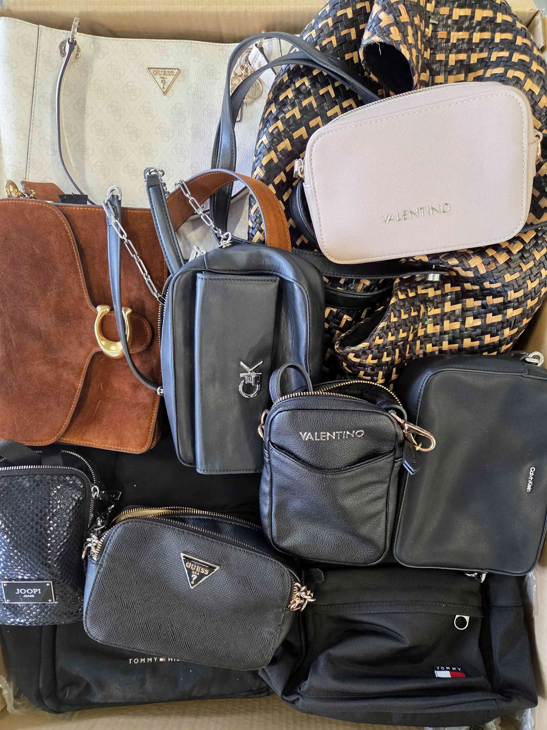 The picture shows a package with accessories in the category HD.