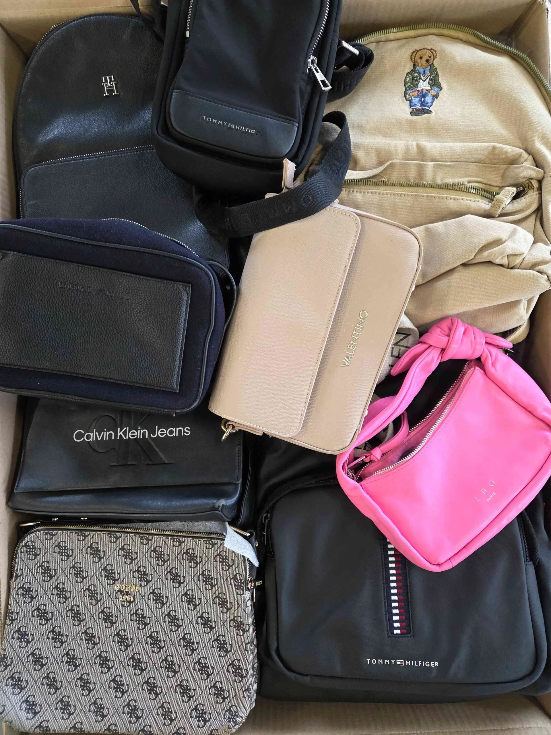 The picture shows a package with accessories in the category HD.