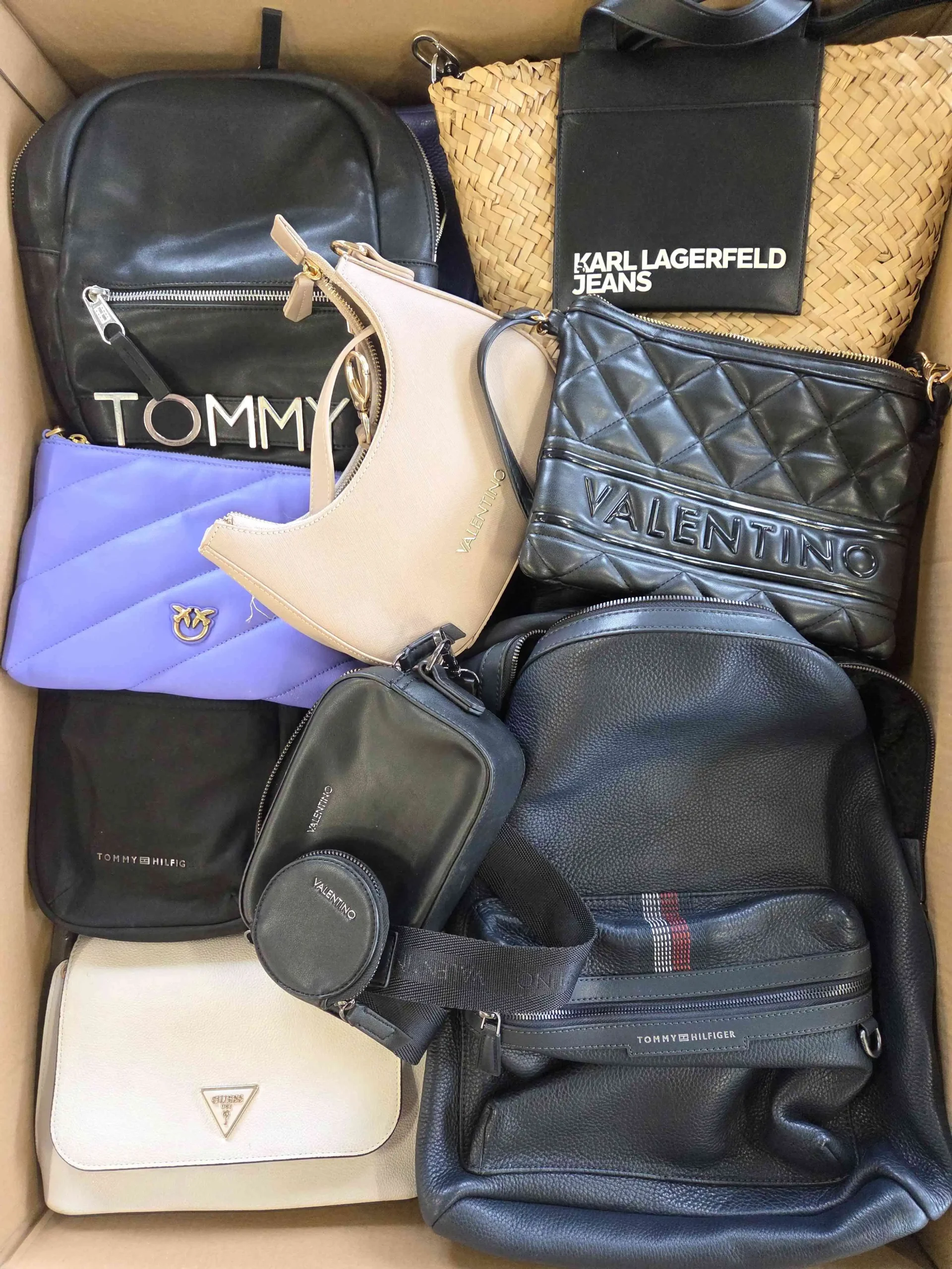 The picture shows a package with accessories in the category HD.