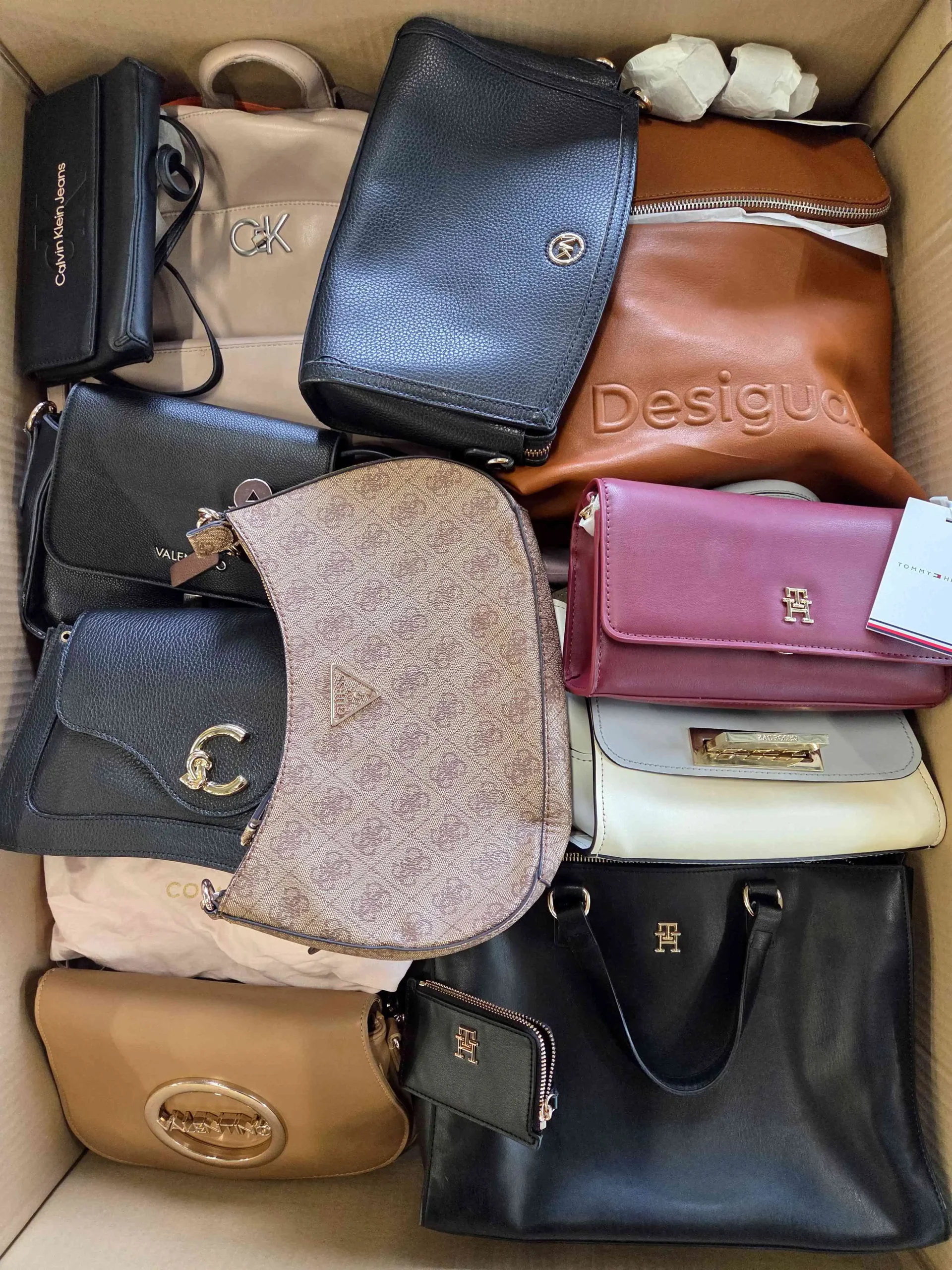 The picture shows a package with accessories in the category HD.