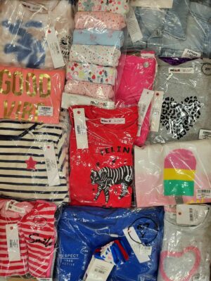 The photo shows a package with clothing in the category N.