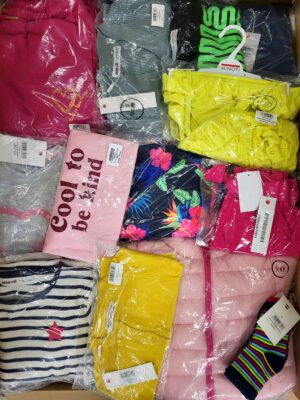The photo shows a package with clothing in the category N.