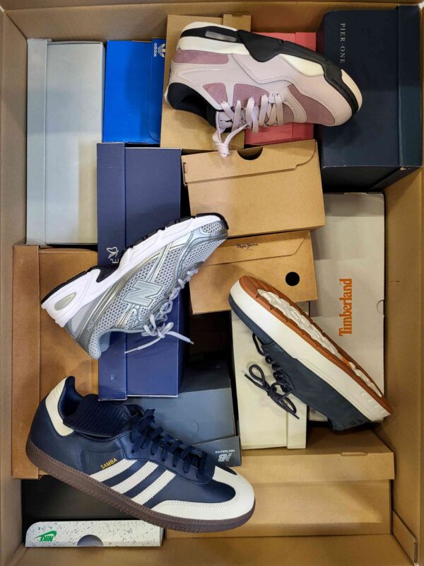 The photo shows a package with footwear in the category BS.