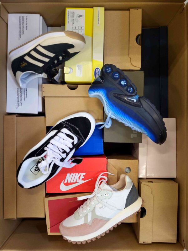 The photo shows a package with footwear in the category BS.