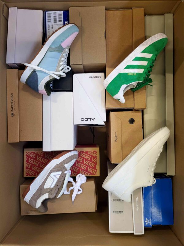 The photo shows a package with footwear in the category BS.