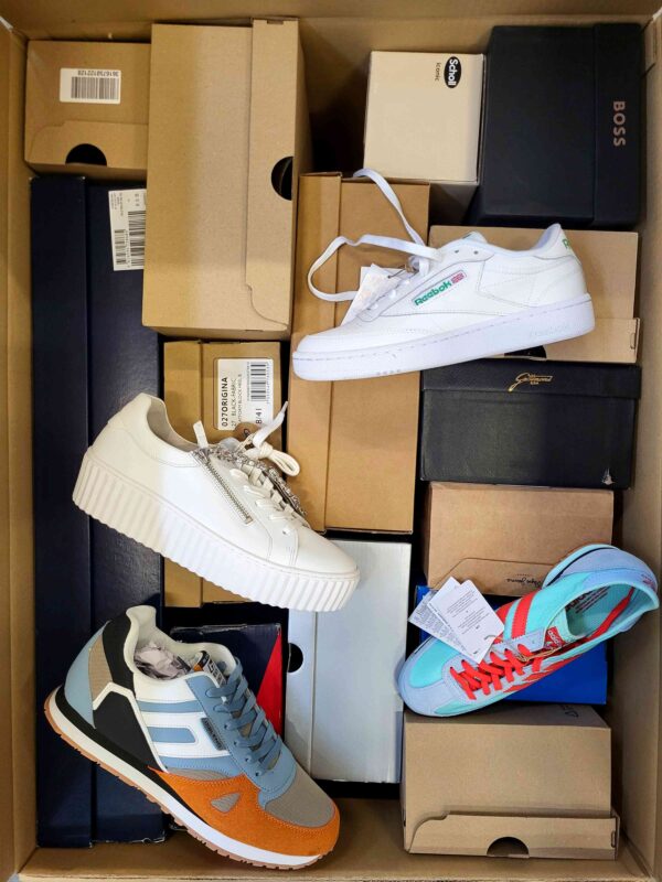 The photo shows a package with footwear in the category BS.
