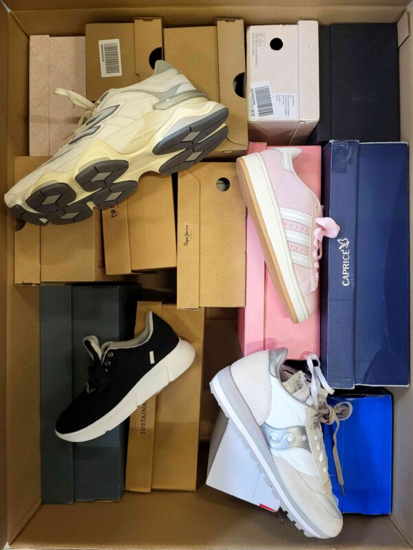 The photo shows a package with footwear in the category BS.