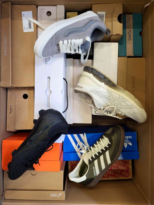 The photo shows a package with footwear in the category BS.