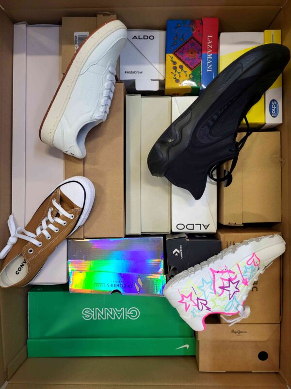 The photo shows a package with footwear in the category BS.