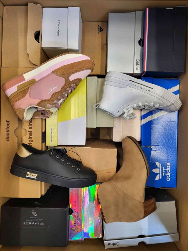 The photo shows a package with footwear in the category BS.