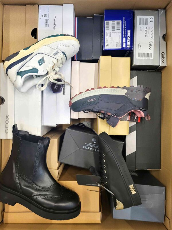 The photo shows a package with footwear in the category BS.