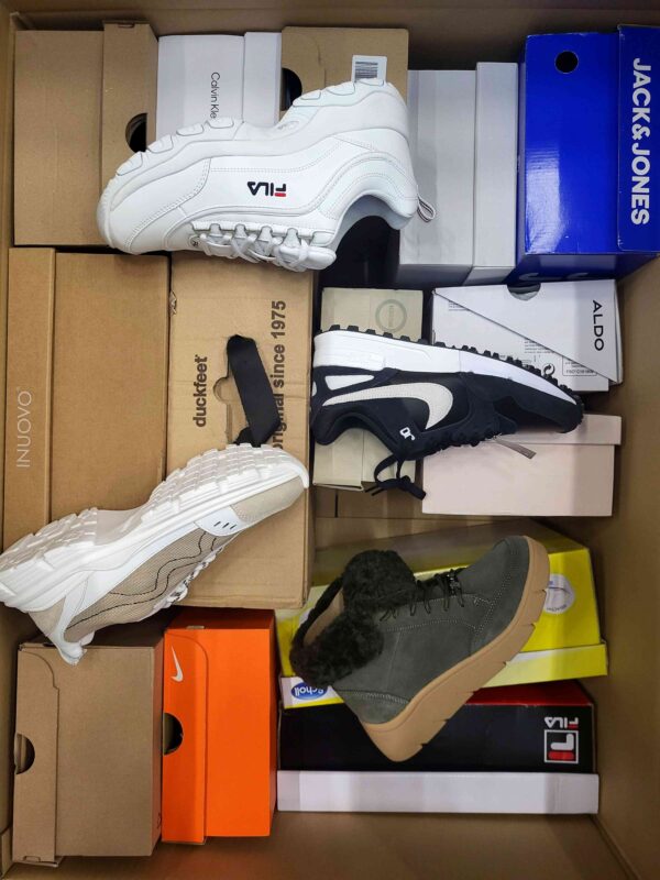 The photo shows a package with footwear in the category BS.