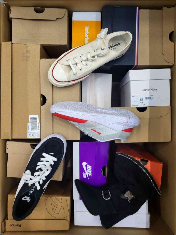 The photo shows a package with footwear in the category BS.