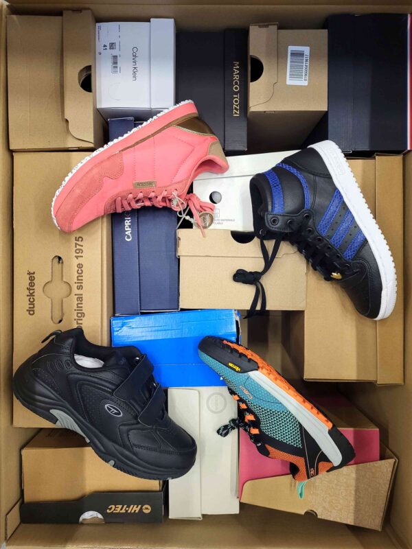 The photo shows a package with footwear in the category BS.