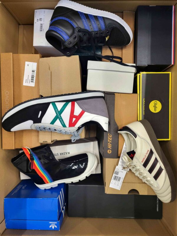 The photo shows a package with footwear in the category BS.