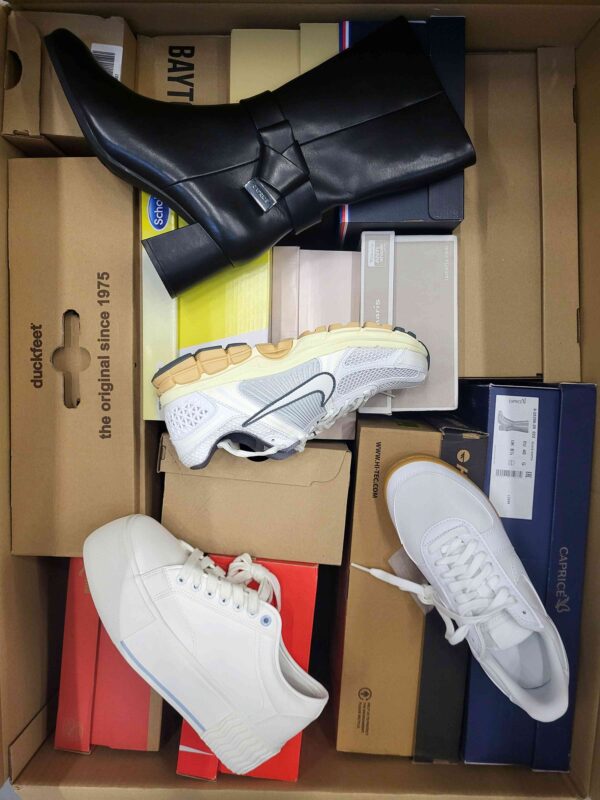 The photo shows a package with footwear in the category BS.