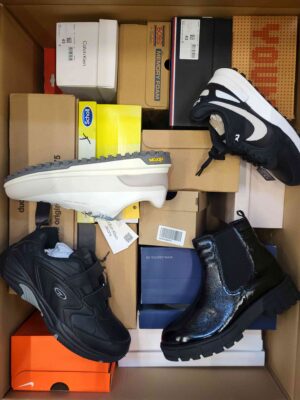 The photo shows a package with footwear in the category BS.