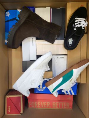 The photo shows a package with footwear in the category BS.